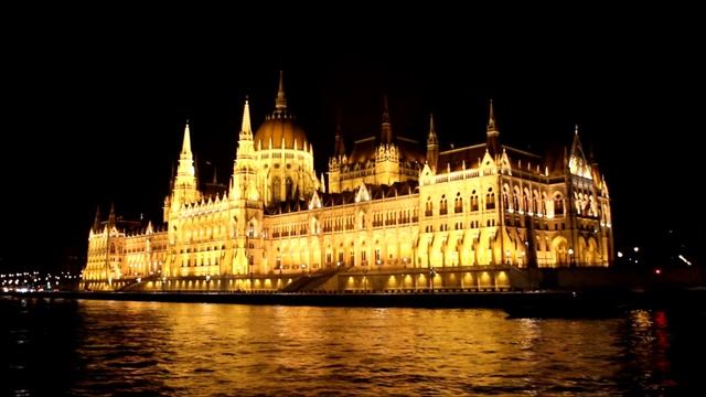 Будапешт. Ночная прогулка по Дунаю. Парламент.