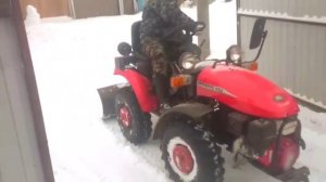 Уборка снега мини трактором МТЗ 152 и самодельной лопатой
