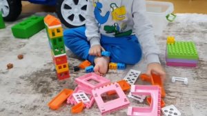 Fatih Selim kule yapıyor.Lego'lardan Gökdelen ev apartman yapmış.