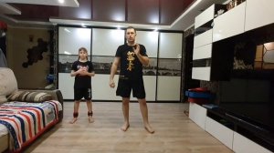 Дзенкуцу дачи, базовая стойка Кекусинкай. Выход в стойку и передвижение с ударом ой-цуки чудан.