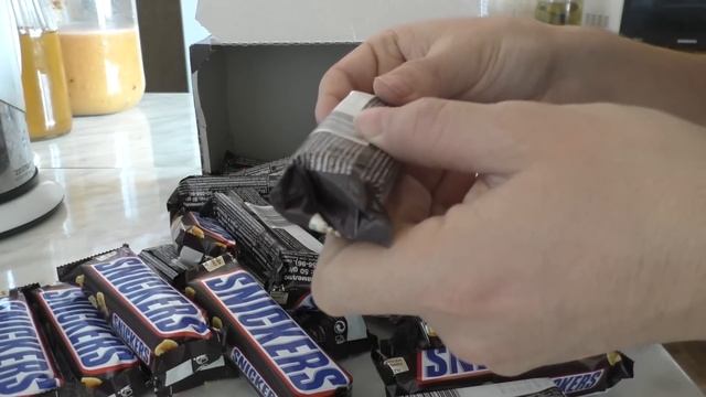 КУПИЛ КОРОБКУ СНИКЕРСОВ (Snickers) смотреть онлайн
