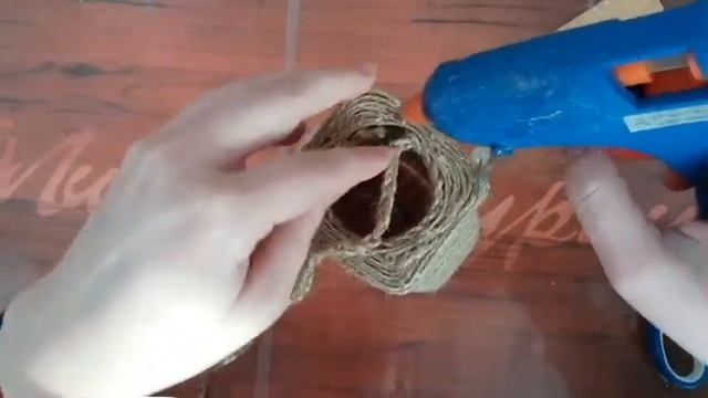 ВАЗА ИЗ ДЖУТА И МЕШКОВИНВ С ОБЪЕМНЫМИ ЦВЕТАМИ // МАСТЕР-КЛАСС // ИДЕИ ИЗ КОФЕЙНЫХ БАНОК смотреть онлайн