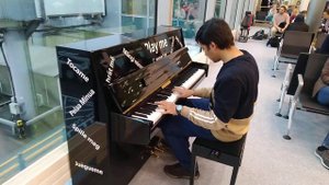 Public Piano, London Heathrow Airport, Game of thrones
