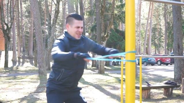 Качаем плечи на улице