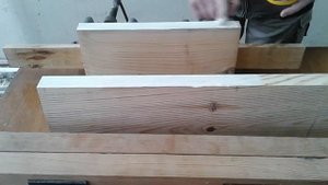 Склейка деревянных деталей в прессе. Склейка досок.