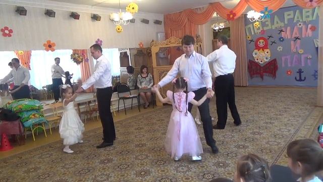 Танец пап и дочек в детском саду