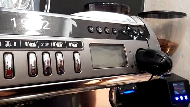 Обучающий урок, выставляем помол, варим вкусный кофе смотреть онлайн