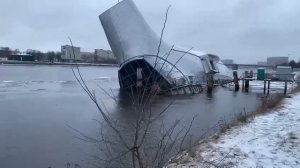 ?В Санкт-Петербурге тонет многострадальный плавучий ресторан «Серебряный кит».