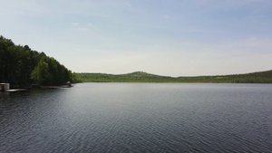 Заплыв на сапе на безлюдном озере.