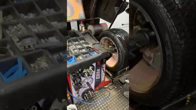 Балансировка на станке Hunter RF смотреть онлайн