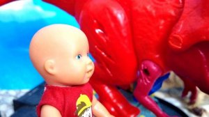 ПОМОГИТЕ! Я ЗАСТРЯЛ! Катя и Макс веселая семейка В ПАРКЕ ДИНОЗАВРОВ смешные куклы Барби и ЛОЛ ДАРИНЕ