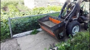 Делаем первый замес бетона 9,5 вёдер нашей самодельной бетономешалкой для мини погрузчика