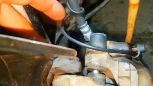 БМВ Е36 - замена передних колодок и шланга суппорта