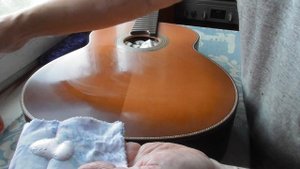 Чистовая обработка лака гитары авто-пастами(видео №1034).