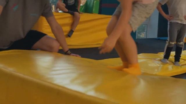 Школа паркура в батутном центре FlipFly смотреть онлайн