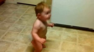 Малыши танцуют в памперсах   Детские танцы