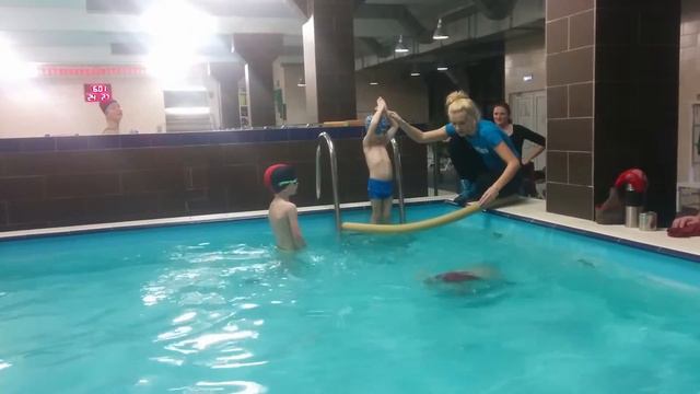 Первый раз в бассейне смотреть онлайн