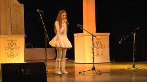 Девочка хорошо поет. Юлия Асессорова - песня "Валенки"