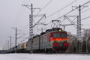 Электровоз ВЛ11.8-591/590Б с грузовым поездом.