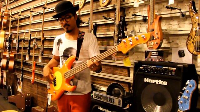 Hartke Bass Amplifier HS1200 - Review by www.BassThai.com смотреть онлайн