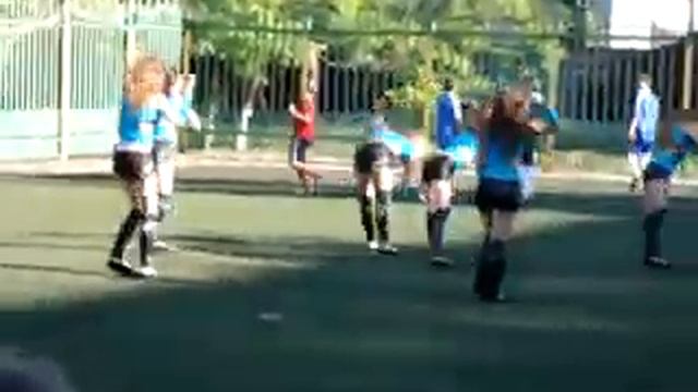 девочки танцуют на спортплощадке