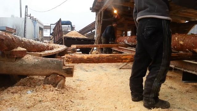 Разметка и насаживание бревна перед оцилиндровкой