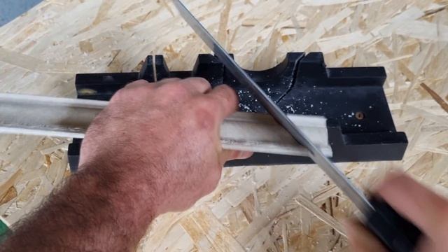 +Как отрезать  угол +на потолочном плинтусе