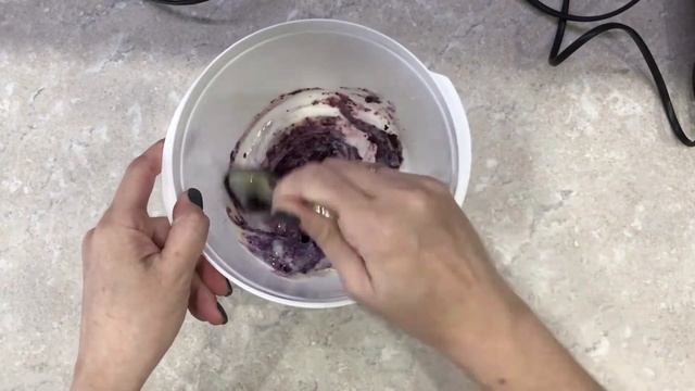 Творожный десерт с черникой.