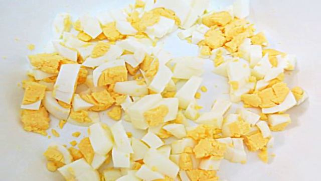 Окрошка на сметане с копчёной колбасой