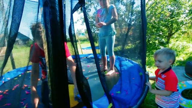 Гигантские шары с водой // Мы семья смотреть онлайн