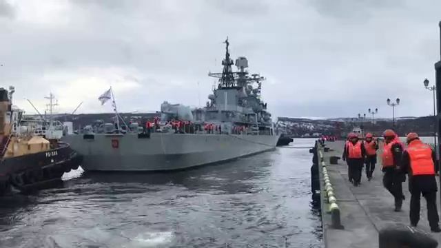 «Адмирал Ушаков» у пирса Мурманского морского вокзала.