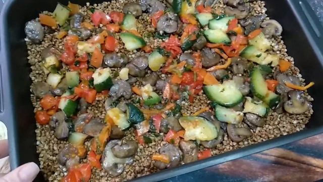 Гречка с курицей, овощами и грибами смотреть онлайн