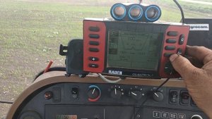 John Deere 7930 и разбрасыватель удобрений RAUCH вношу селитру.(2020г)