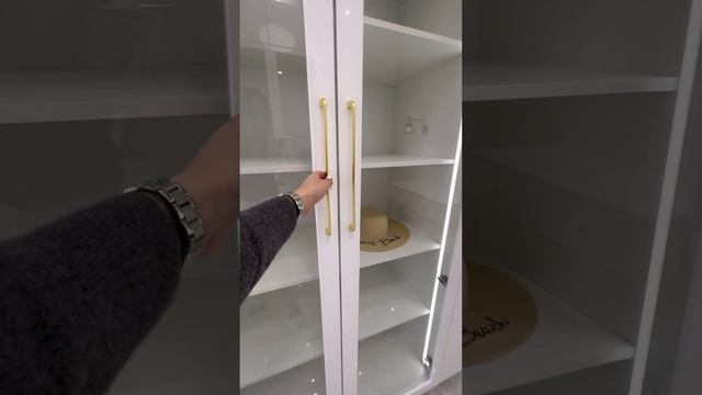 Шикарная гардеробная комната с зеркалами  прозрачными шкафами с подсветкой  в белоснежном глянце