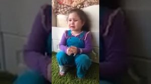 Девочка 2-3 лет плачет,хочет мужа