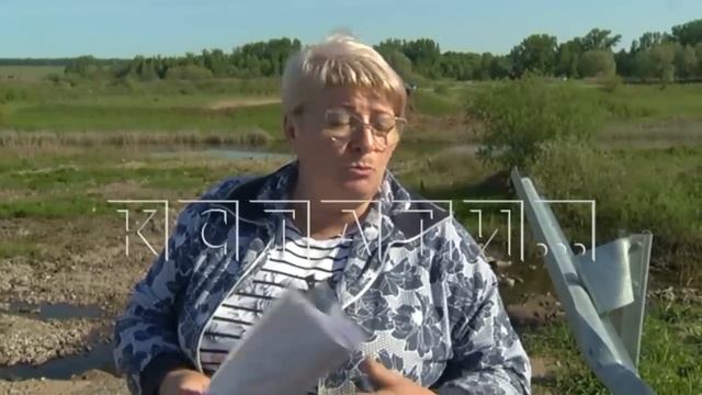 Большегрузы-нарушители разрушили мост и ученикам приходится добираться до школы вплавь