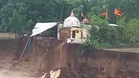 Последствия чудовищного наводнения в индийском штате Гуджарат попали на видео.
