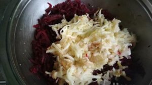 Салат из свеклы, сельдерея и яблока