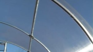 Обзор теплицы из квадратной оцинкованной трубы. Теплица под поликарбонат