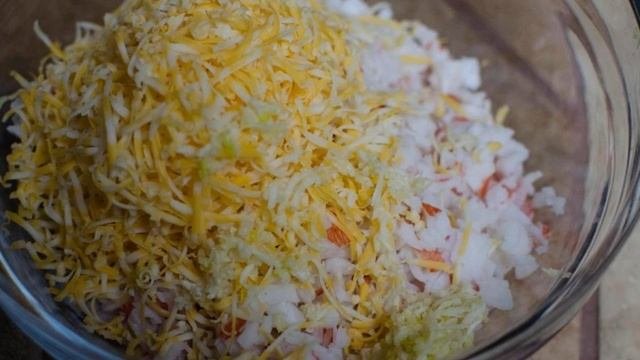 Шампиньоны фаршированные крабовыми палочками