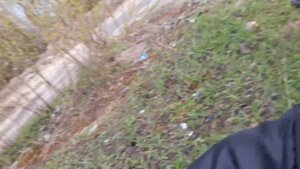 Прячемся от дождя, на автобусной остановке