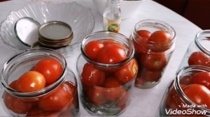 Консервированные помидоры с веточками вишни.