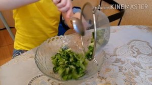 Салат с брокколи и грибами.