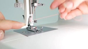 Использование автоматического нитевдевателя швейной машины NECCHI