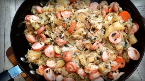 Тушеная капуста с картошкой и сосисками / Просто, быстро и вкусно!