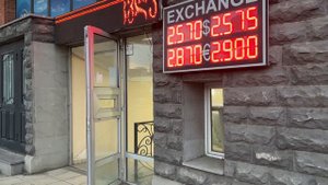 Тбилиси. Валютный курс. Данные с табло обменного пункта в Ортачала. 14.07.2023. Лари укрепляется.