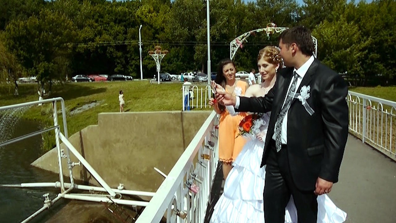Новобрачные прикрепили на мосту свой замочек любви смотреть онлайн