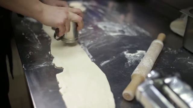 Готовим вкусные вареники в ресторане "Шалена Шкварка" смотреть онлайн