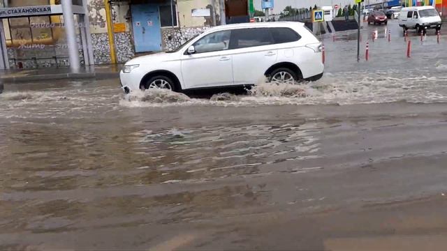 КРАСНОДАР ЗАТОПИЛО ?Ливневки не справляются с напором воды. смотреть онлайн