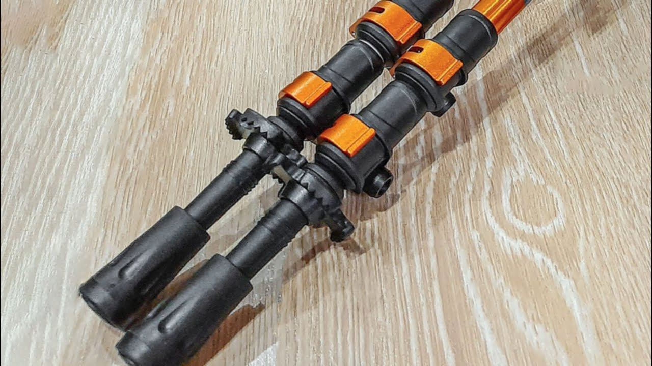 Трекинговые палки цепляются кольцами упора за траву